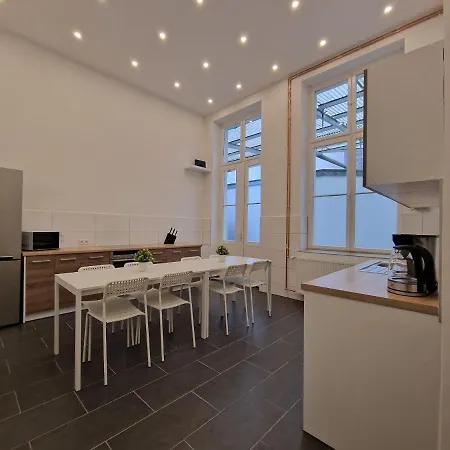 Tolstov - 300m2 Loft With 7 - 15 Min Messe Dus & Old Town Dus Apartamento