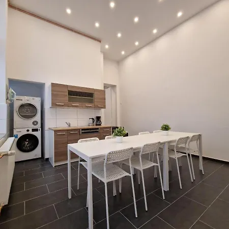 Tolstov - 300m2 Loft With 7 - 15 Min Messe Dus & Old Town Dus